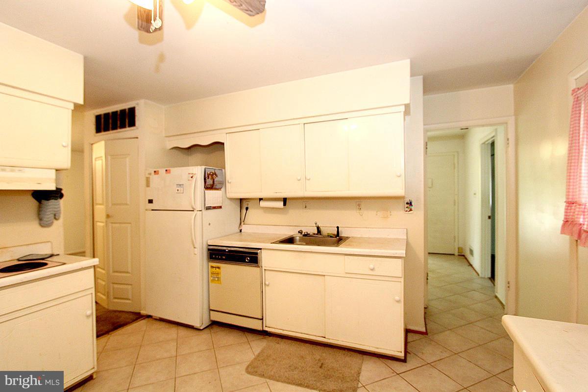 502 East Indian Spring Drive Silver Spring, MD 20901 - Photo 12 of 29 Kitchen