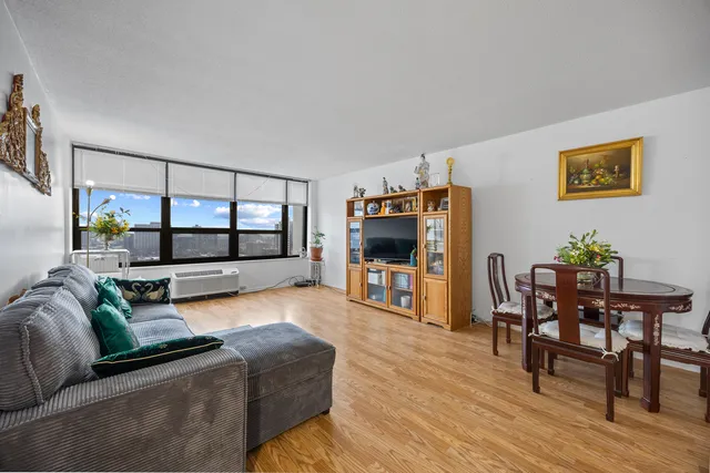 $275,000 | 5100 North Marine Drive, Unit 17L, Chicago, IL 60640