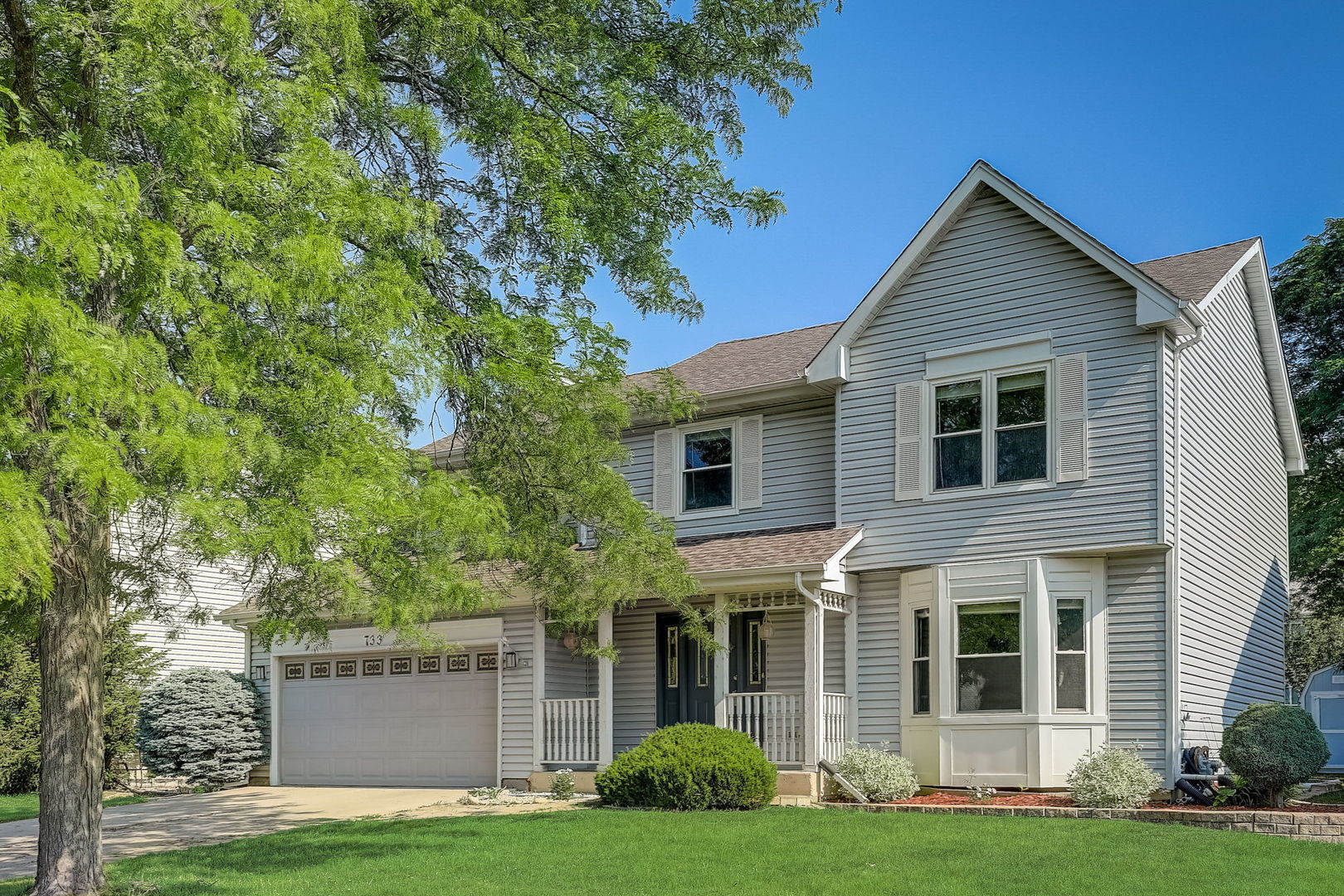a view of a house with a yard