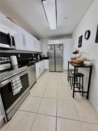 $2,400 | 3000 South Ocean Drive, Unit 904, Hollywood, FL 33019