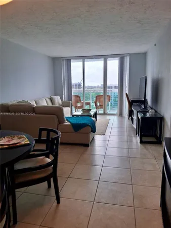 $2,400 | 3000 South Ocean Drive, Unit 904, Hollywood, FL 33019
