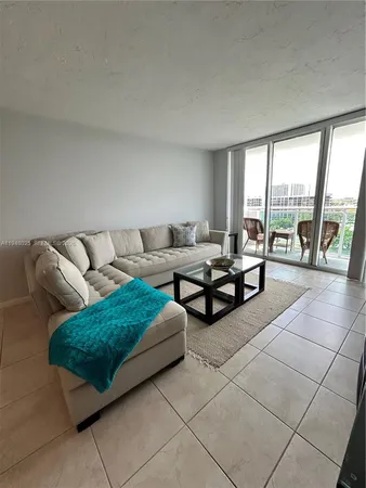 $2,400 | 3000 South Ocean Drive, Unit 904, Hollywood, FL 33019