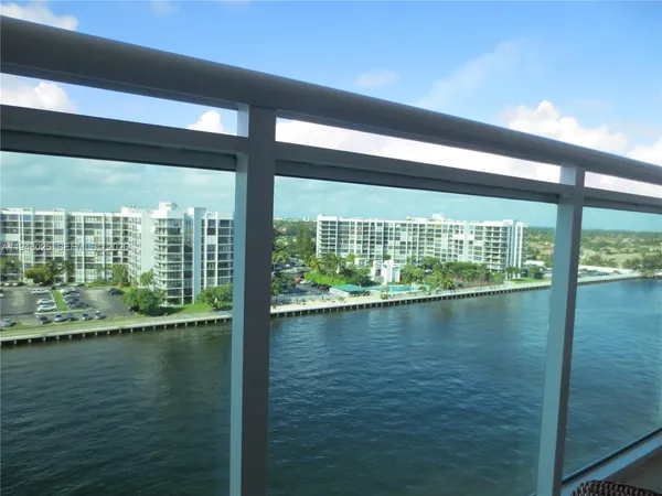 $2,400 | 3000 South Ocean Drive, Unit 904, Hollywood, FL 33019