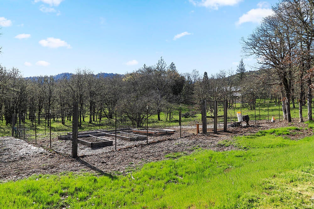5535 Tunnel Loop Road Grants Pass, OR 97526 - Photo 26 of 29 31