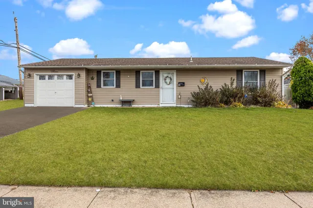 a view of a yard in front of a house