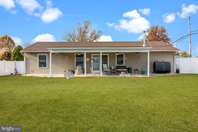 a view of a house with backyard porch and garden