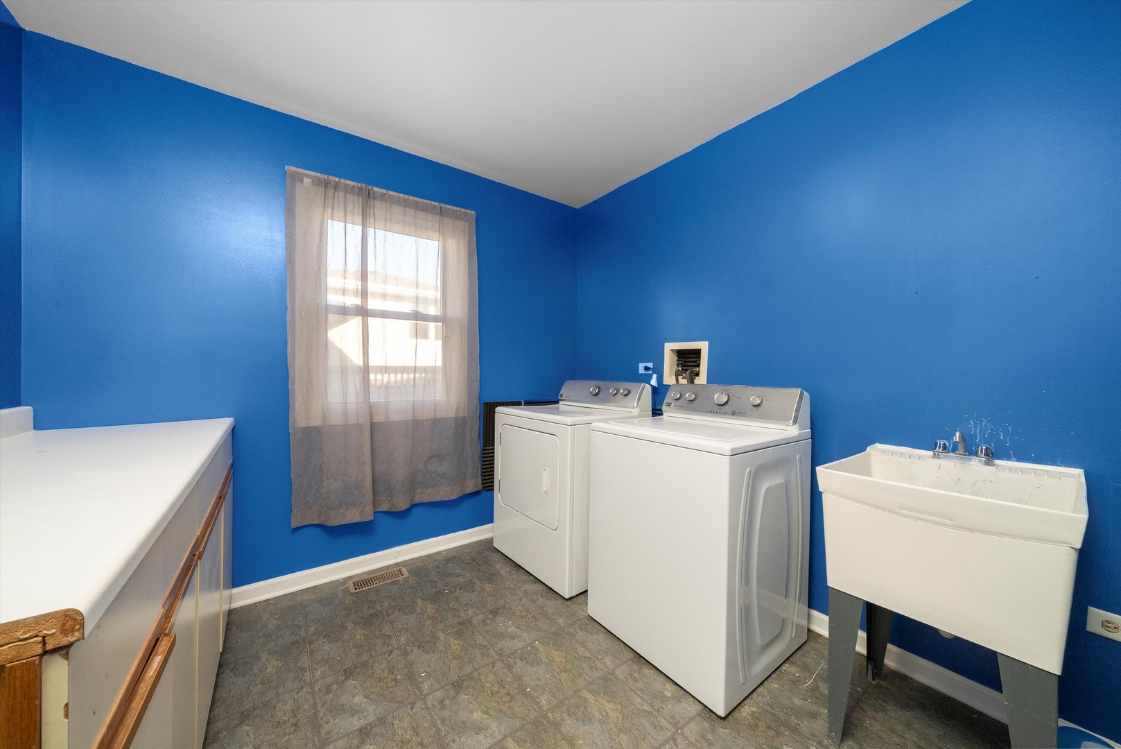 258 Silverado Street Bolingbrook, IL 60490 - Photo 17 of 31 a utility room with dryer and washer