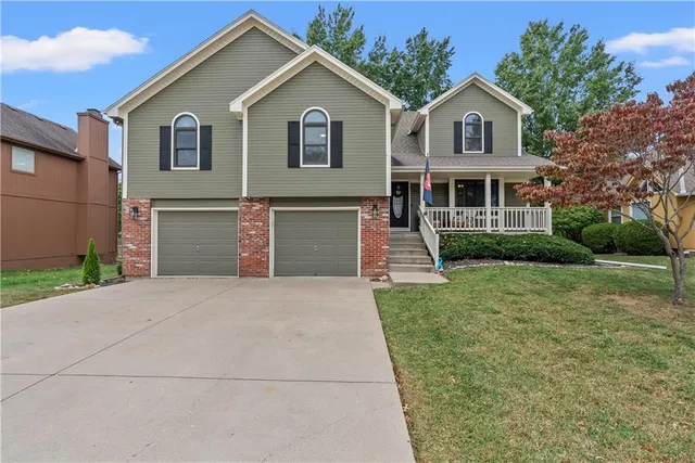 $439,900 | 312 Southeast Breon Bay, Lee's Summit, MO 64063