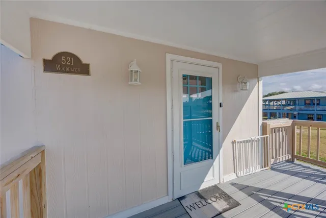 a view of entryway with a front door