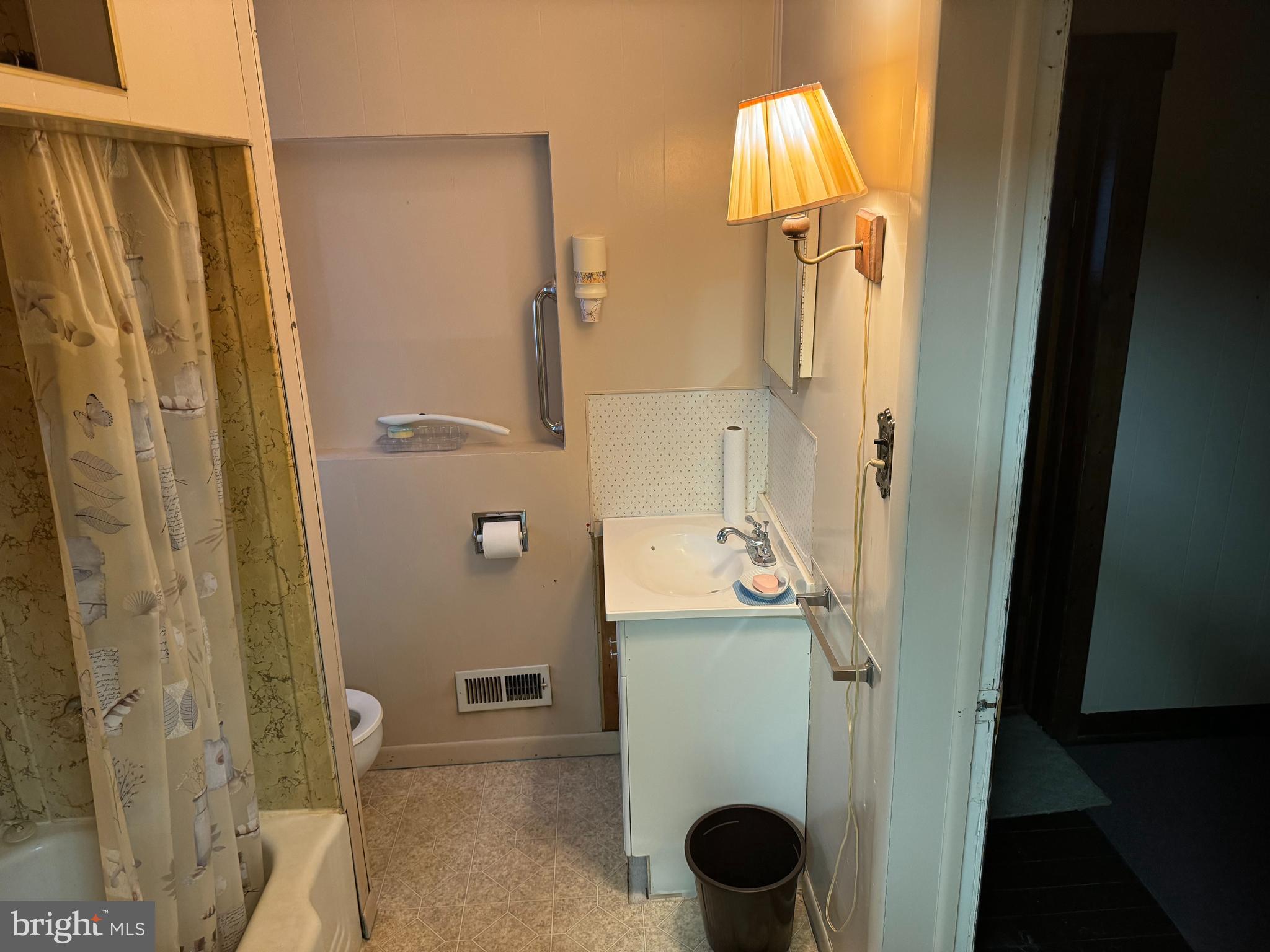 201 Springdale Street Cumberland, MD 21502 - Photo 14 of 18 Bathroom