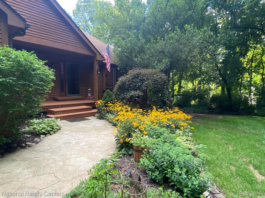 9020 Crouse Road Howell, MI 48855 - Photo 2 of 39