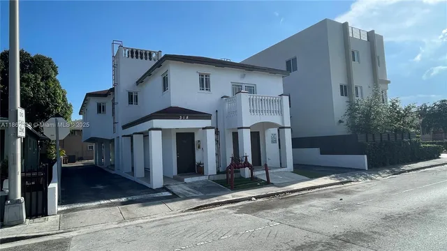 $2,000 | 318 East 6th Street, Unit 101, Hialeah, FL 33010