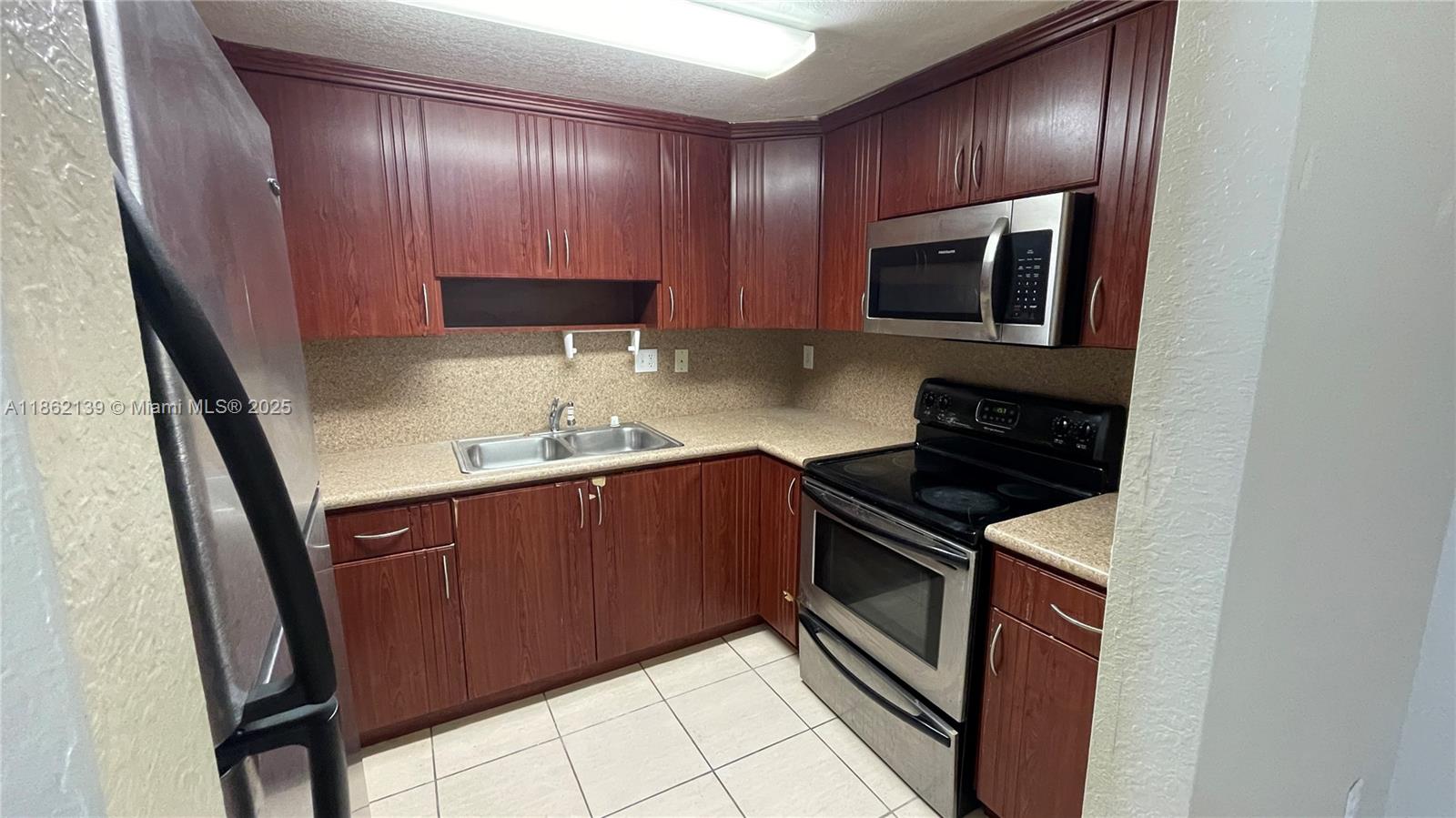 318 East 6th Street, Unit 101 Hialeah, FL 33010 - Photo 6 of 15 Kitchen