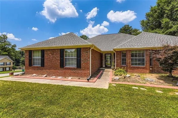 a view of a house with a yard