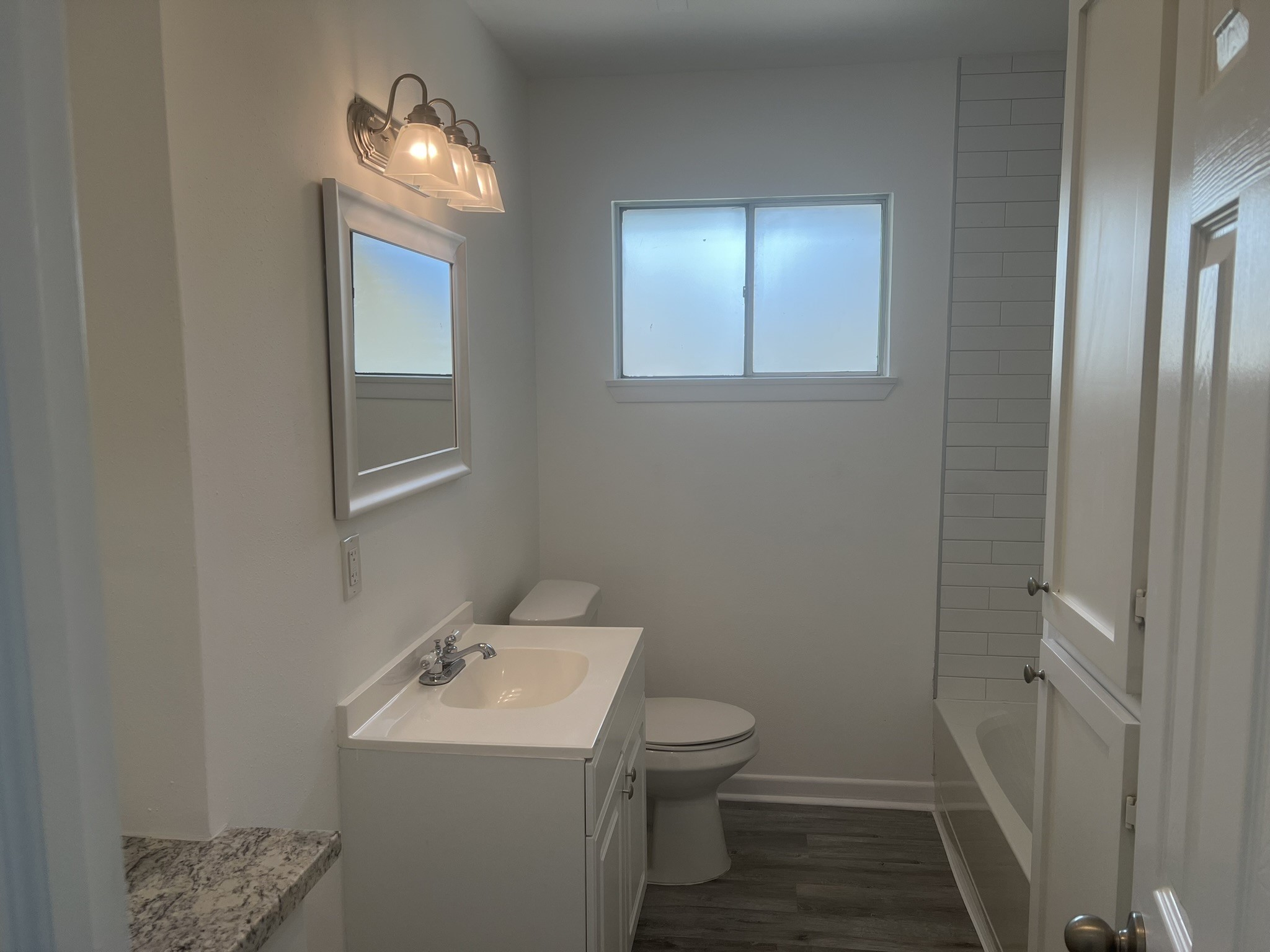 9007 Dunlap Street Houston, TX 77074 - Photo 11 of 22 Bath 1- OVERSIZED light and bright