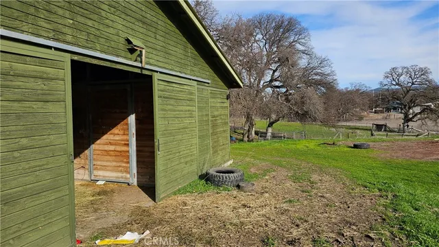 a view of a backyard