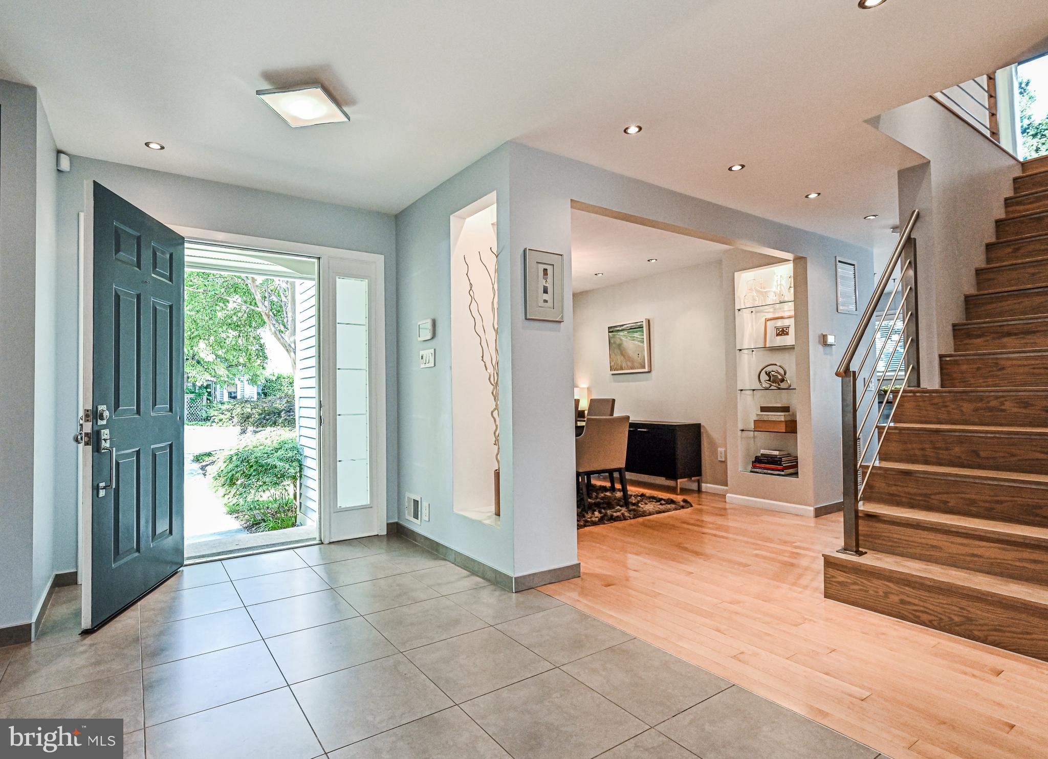 1551 Regatta Lane Reston, VA 20194 - Photo 4 of 48 Foyer