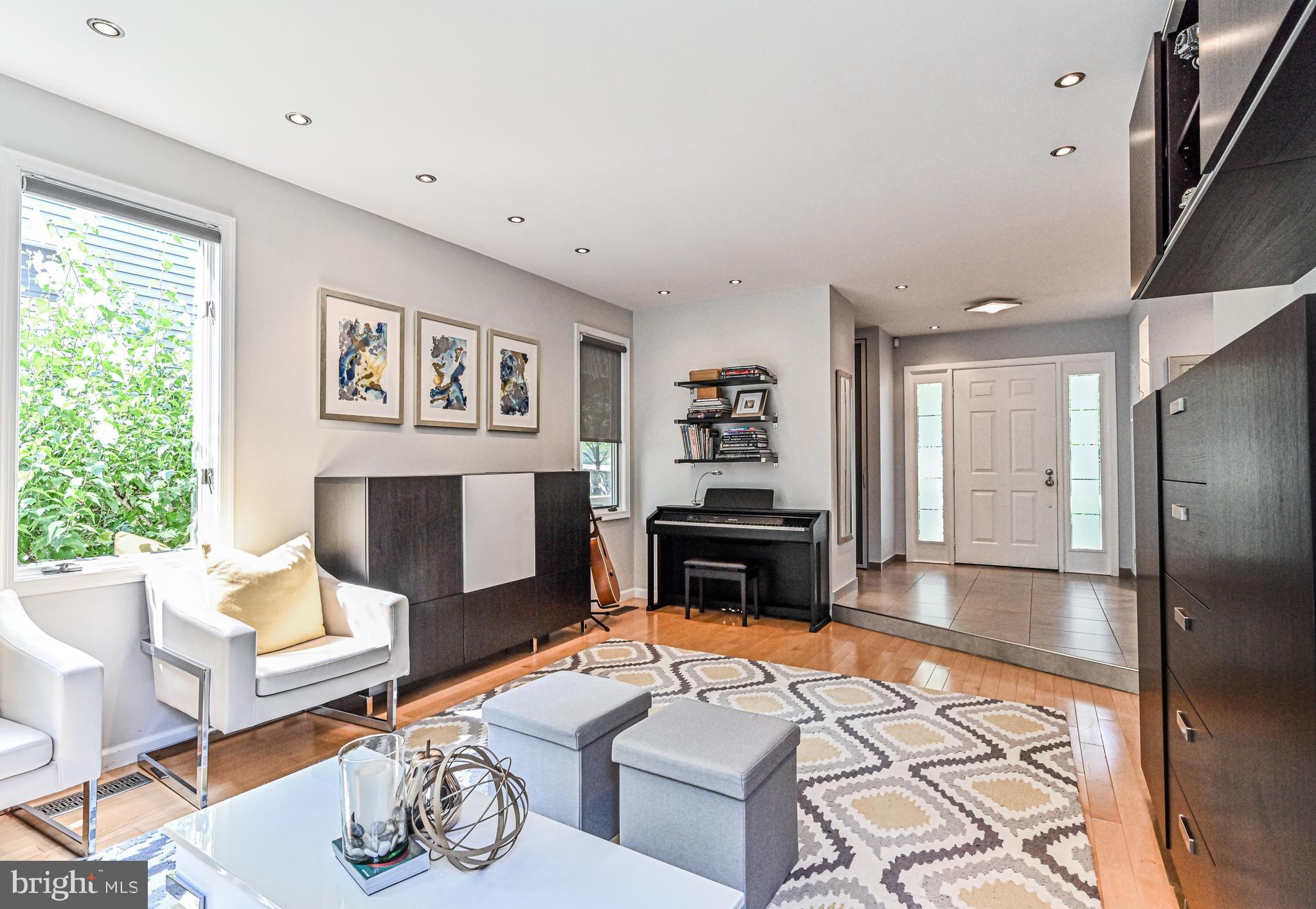 1551 Regatta Lane Reston, VA 20194 - Photo 7 of 48 Living Room