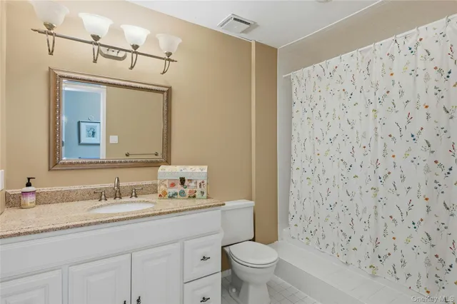 a view of livingroom with furniture