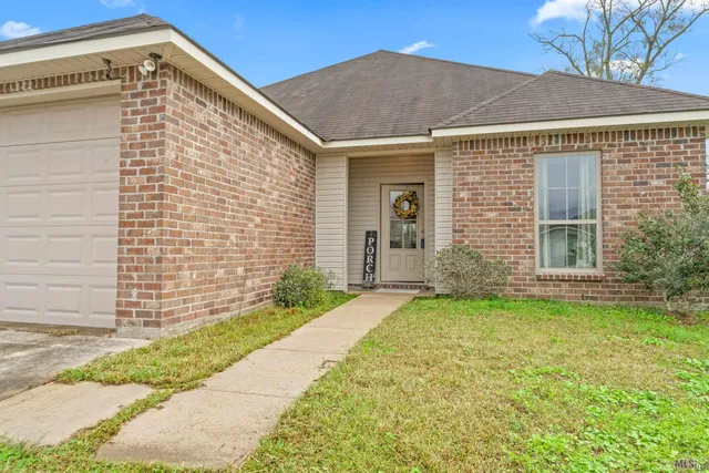 $218,000 | 32490 Lake Pointe Boulevard, Denham Springs, LA 70726