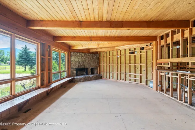 a view of entryway with a patio