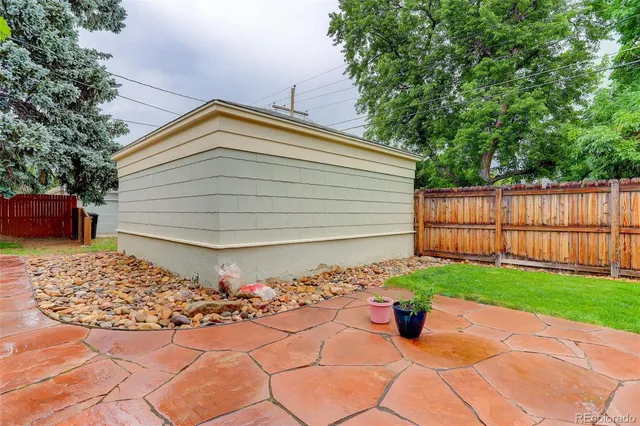 a view of a backyard with pathway