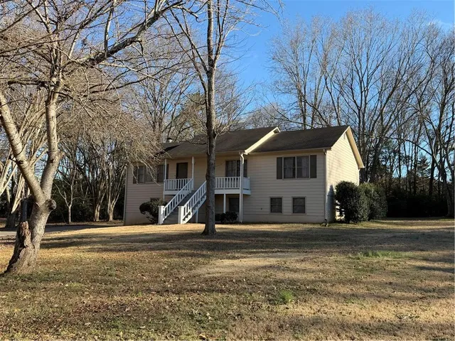 a view of a house with a yard