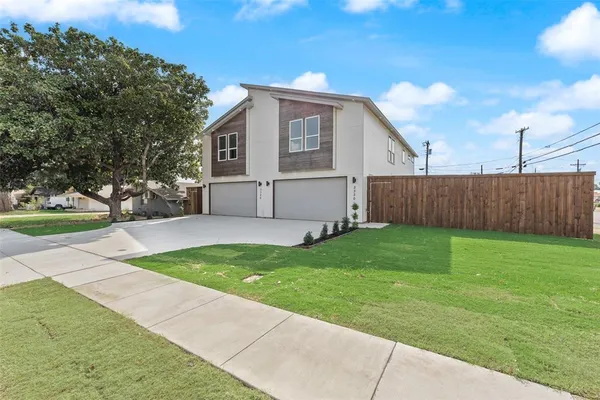 a view of a back yard of the house