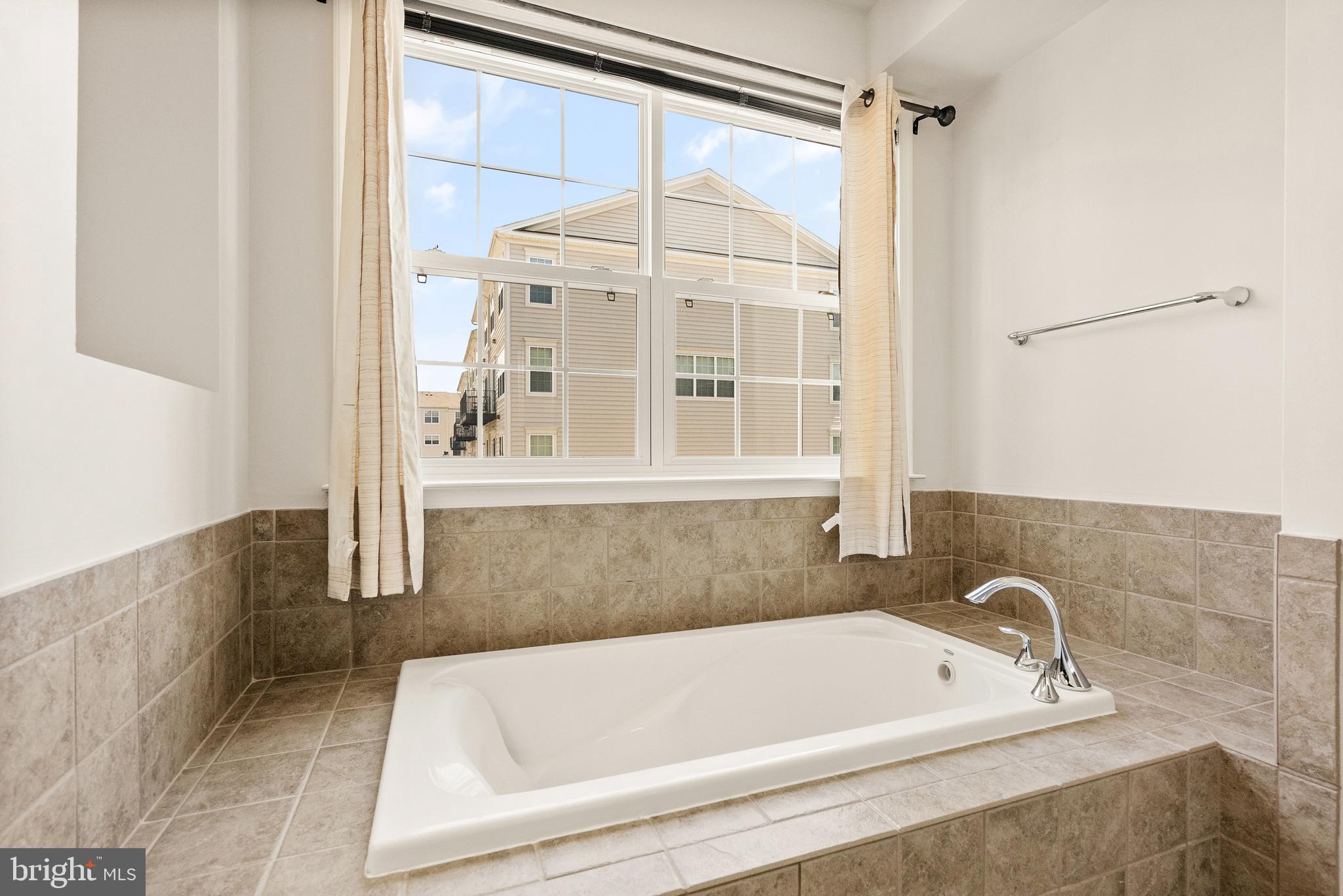 22678 Verde Gate Terrace Brambleton, VA 20148 - Photo 23 of 36 Soaking Tub