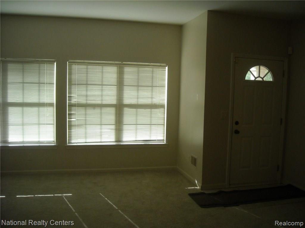 11744 Farmington Road Livonia, MI 48150 - Photo 6 of 11 LIVING ROOM