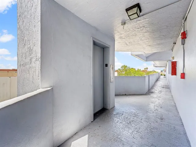 a view of livingroom with furniture