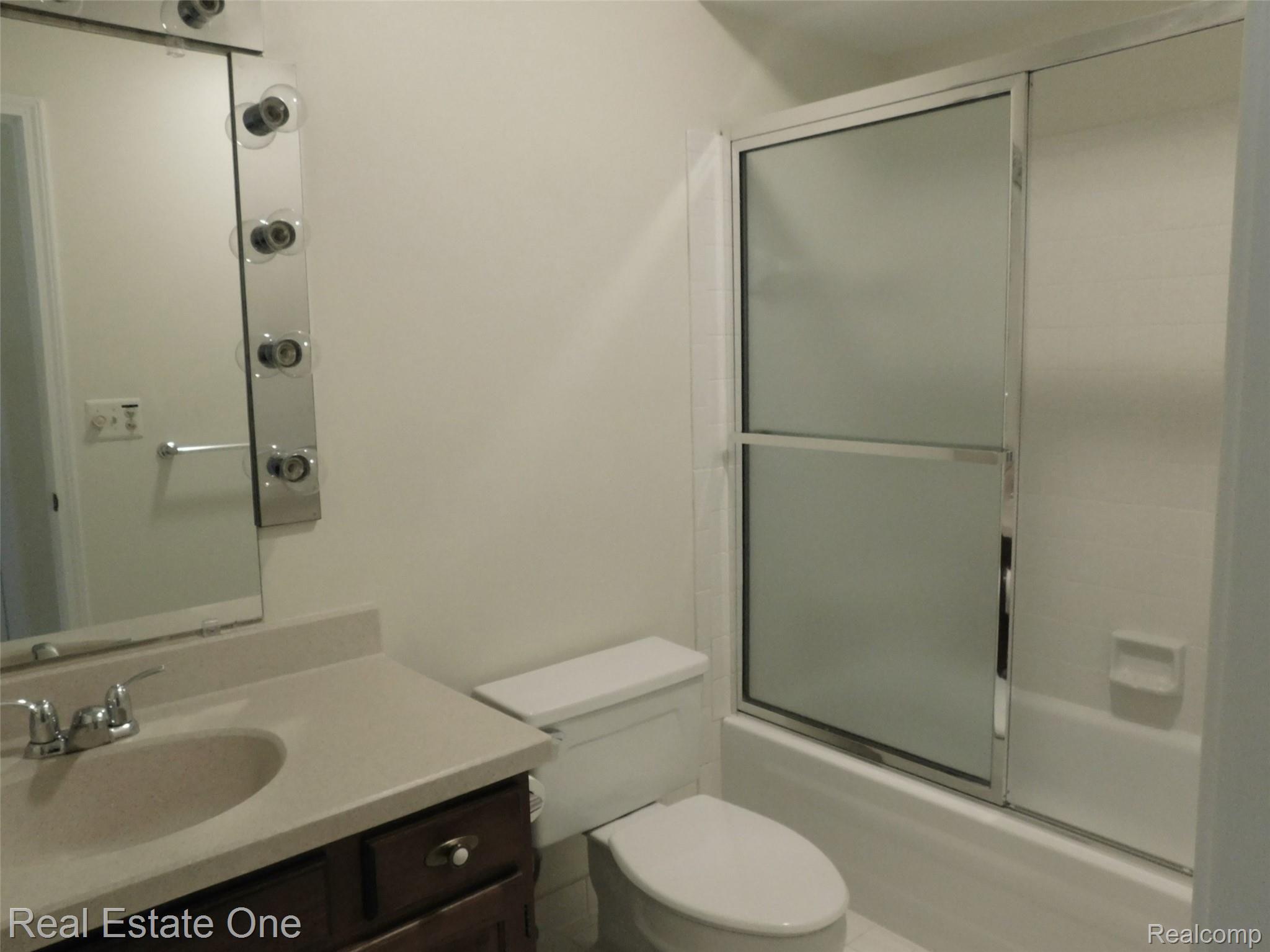 565 Augusta Drive Rochester, MI 48309 - Photo 18 of 30 Hall Bathroom w/ Shower-Tub