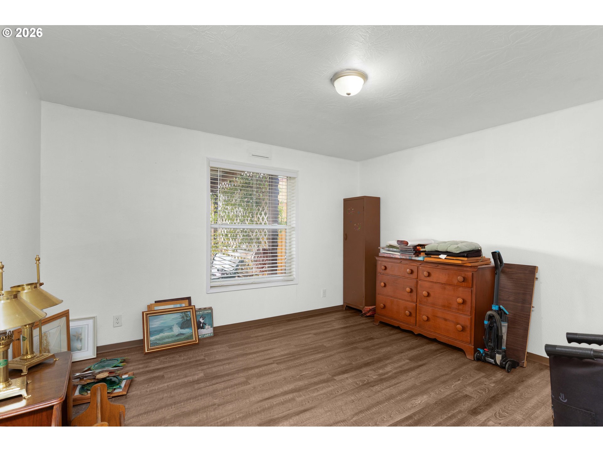 583 Suncrest Street Myrtle Creek, OR 97457 - Photo 16 of 24 a room with furniture and window