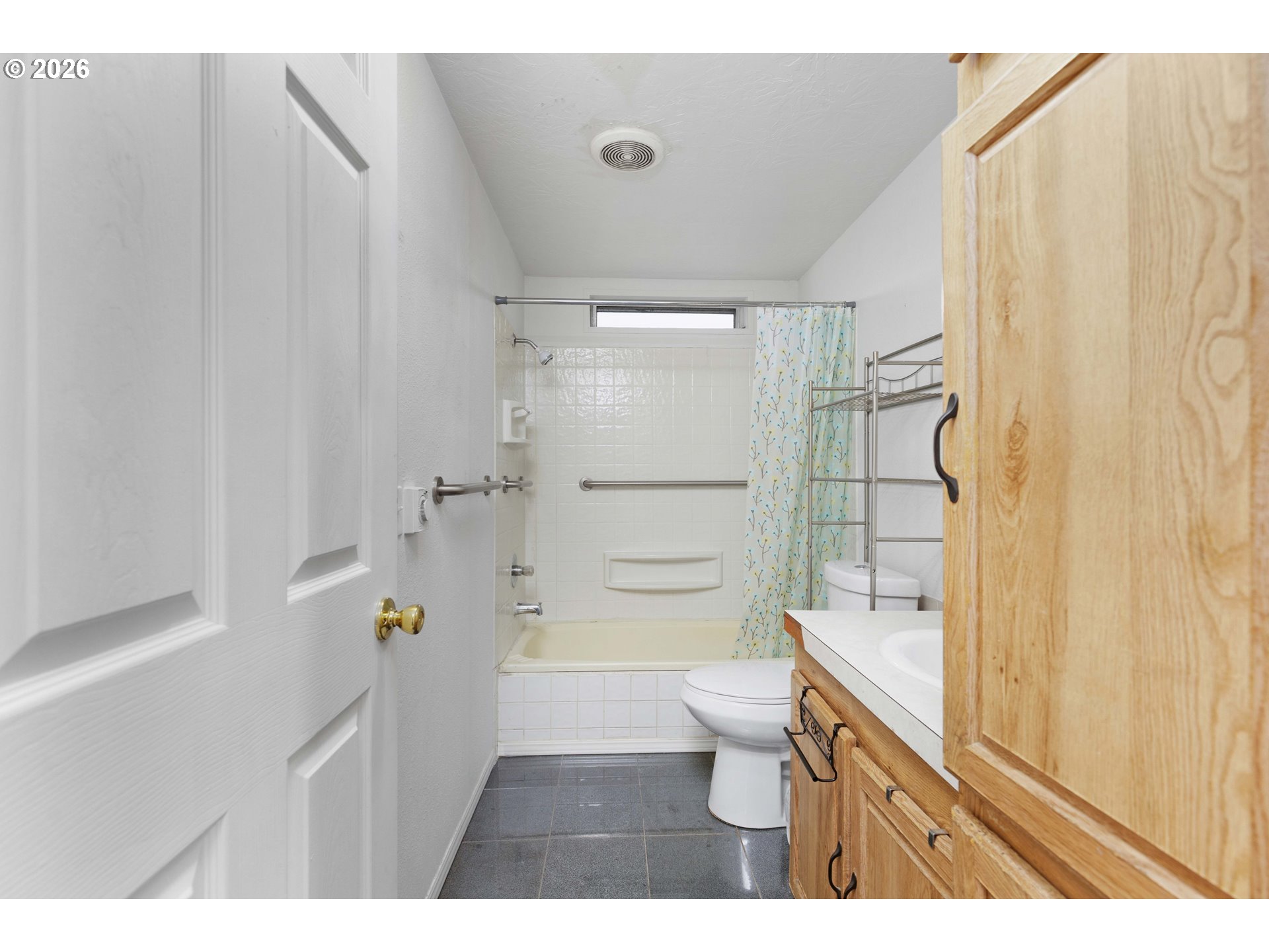 583 Suncrest Street Myrtle Creek, OR 97457 - Photo 18 of 24 a bathroom with a shower toilet and sink