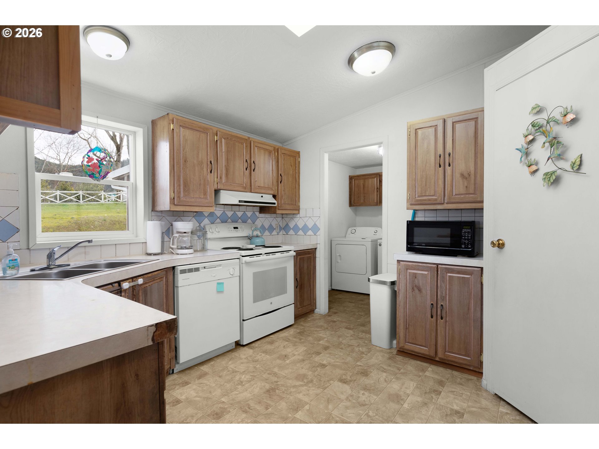 583 Suncrest Street Myrtle Creek, OR 97457 - Photo 9 of 24 a kitchen with a sink stove and microwave
