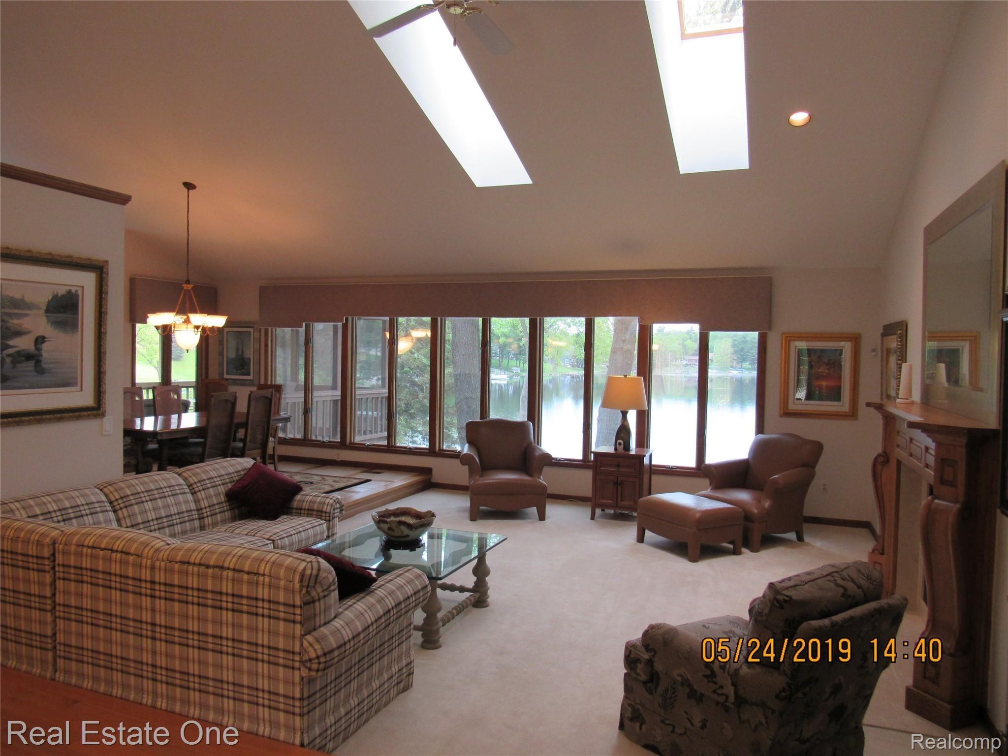 384 Nakomis Road Lake Orion, MI 48362 - Photo 14 of 77 IMG_0560.JPG