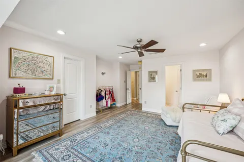 $299,000 | 1223 Fountain View Drive, Unit 124, Houston, TX 77057