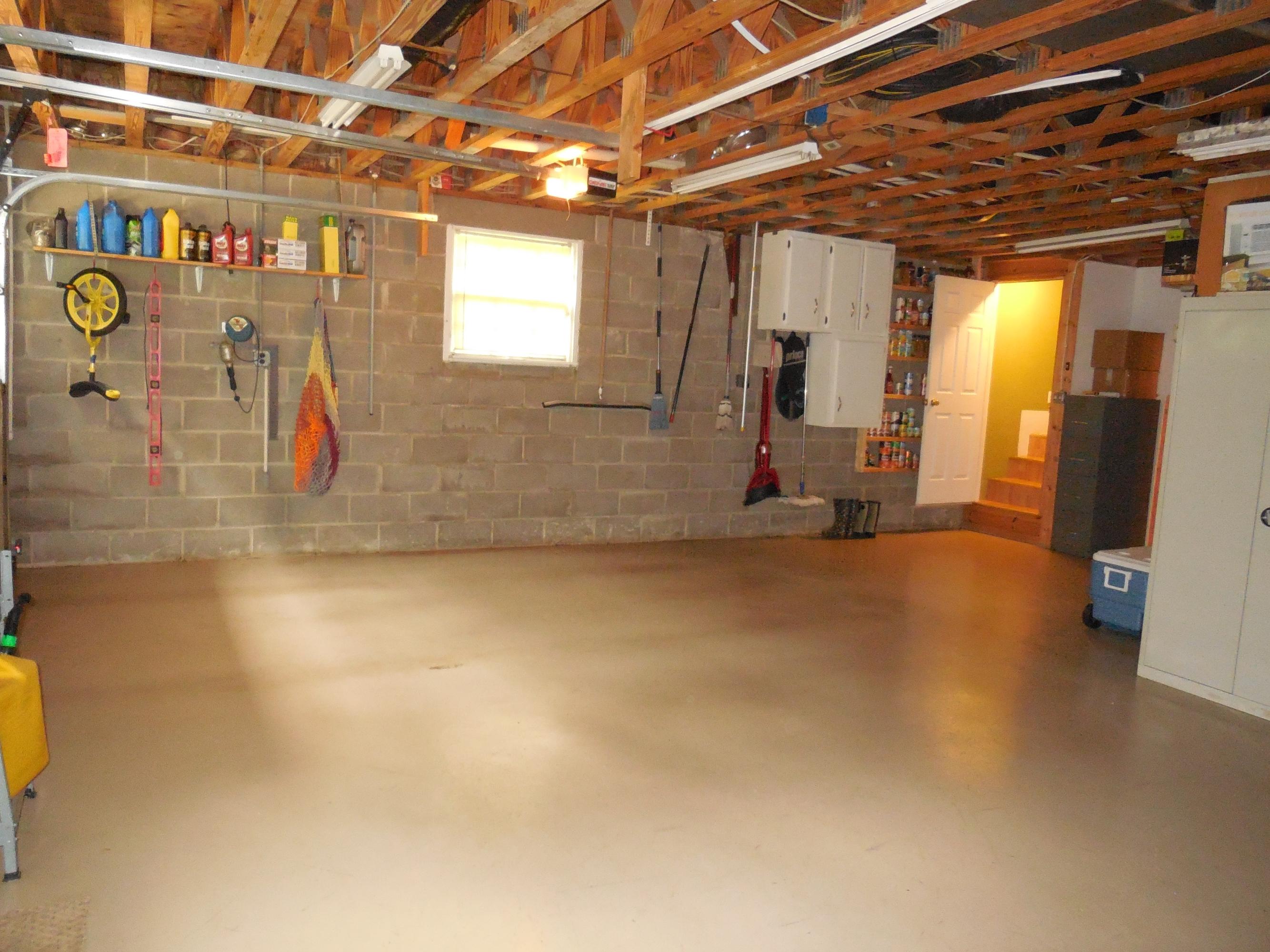 11930 Thatch Road Harrison, TN 37341 - Photo 28 of 38 Garage