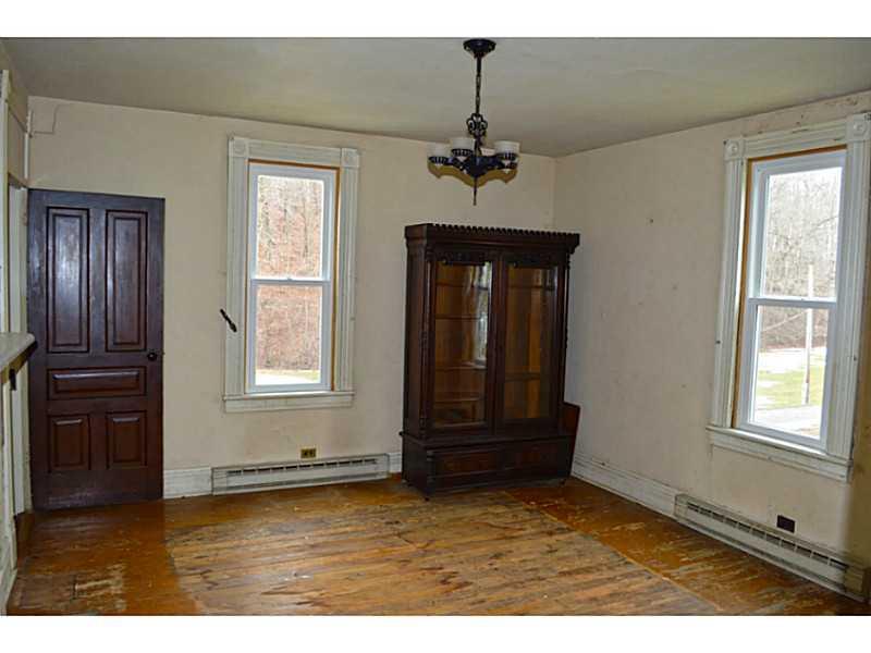 238 Walnut Valley Road Claysville, PA 15323 - Photo 3 of 25 Living Room.