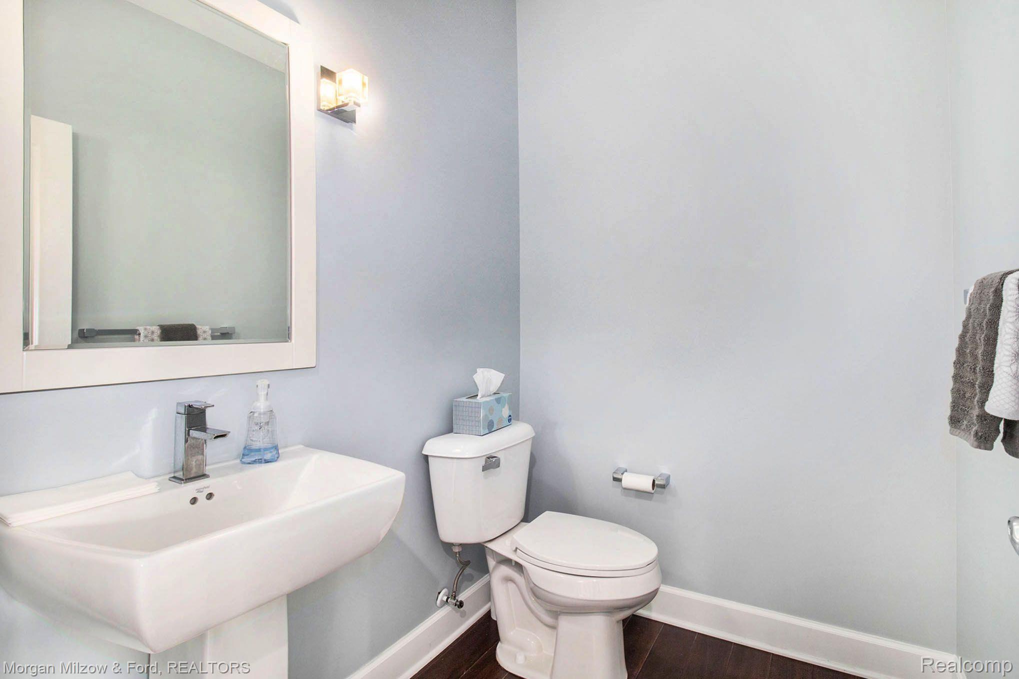 4557 Oakhurst Ridge Road Clarkston, MI 48348 - Photo 15 of 42 First floor powder bath
