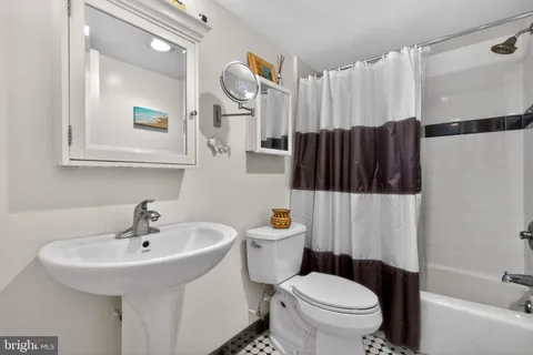 $300,000 | 3001 Veazey Terrace Northwest, Unit 715, Washington, DC 20008