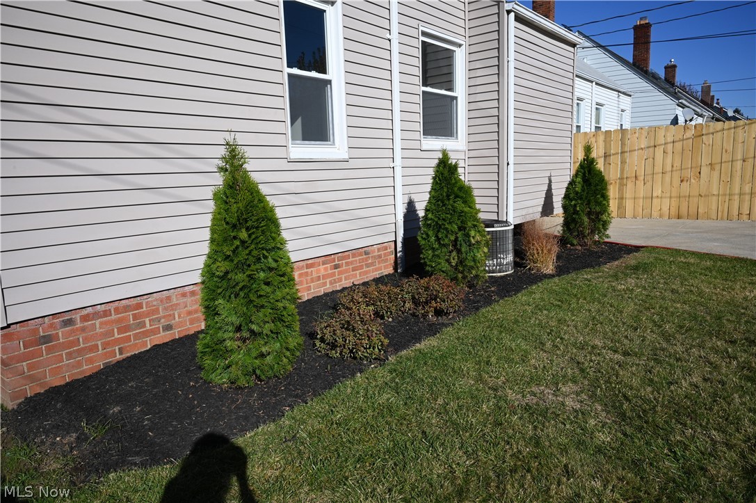 8203 Snow Road Parma, OH 44129 - Photo 4 of 31