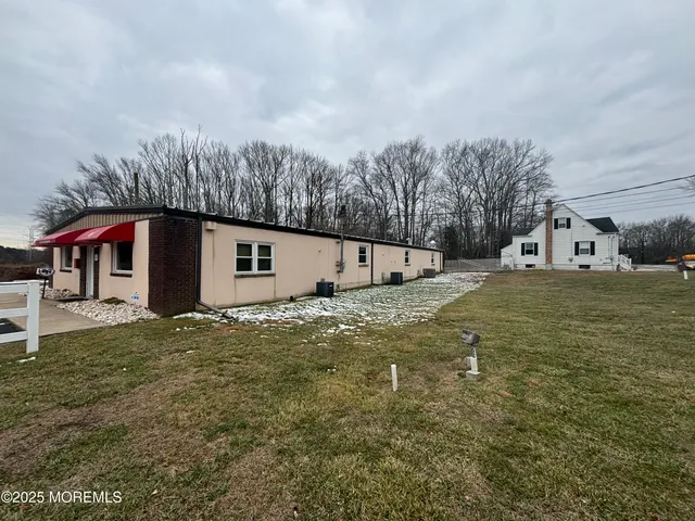 a view of a house with a yard