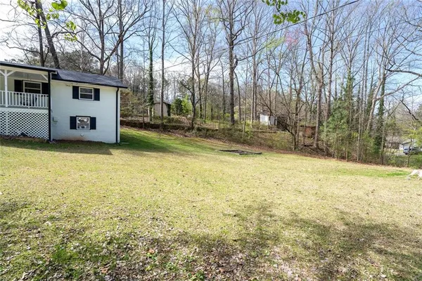 a view of a house with backyard and tree