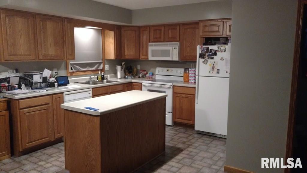1021 South Johanson Road Peoria, IL 61607 - Photo 3 of 23