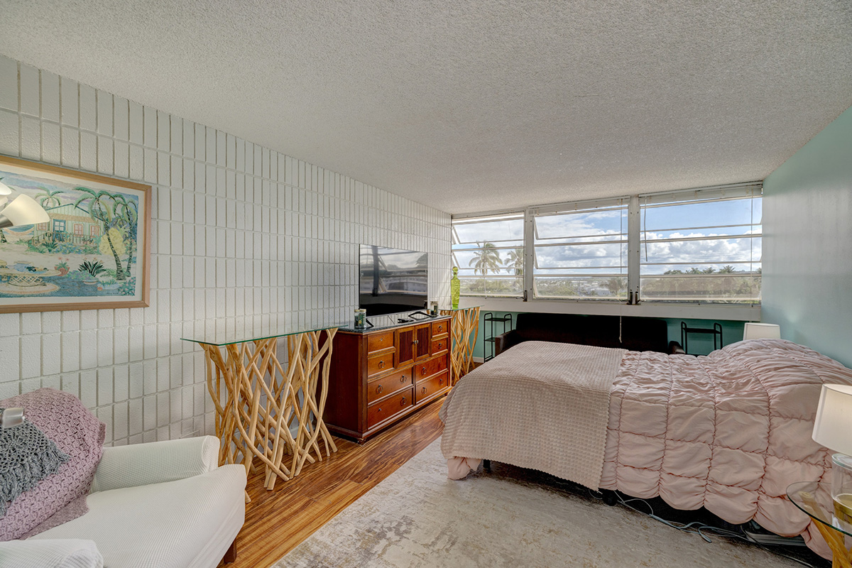 84 Pukihae Street, Unit 406 Hilo, HI 96720 - Photo 14 of 26 a bedroom with a bed and window