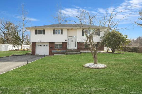 $775,000 | 10 Pierre Drive, Commack, NY 11725