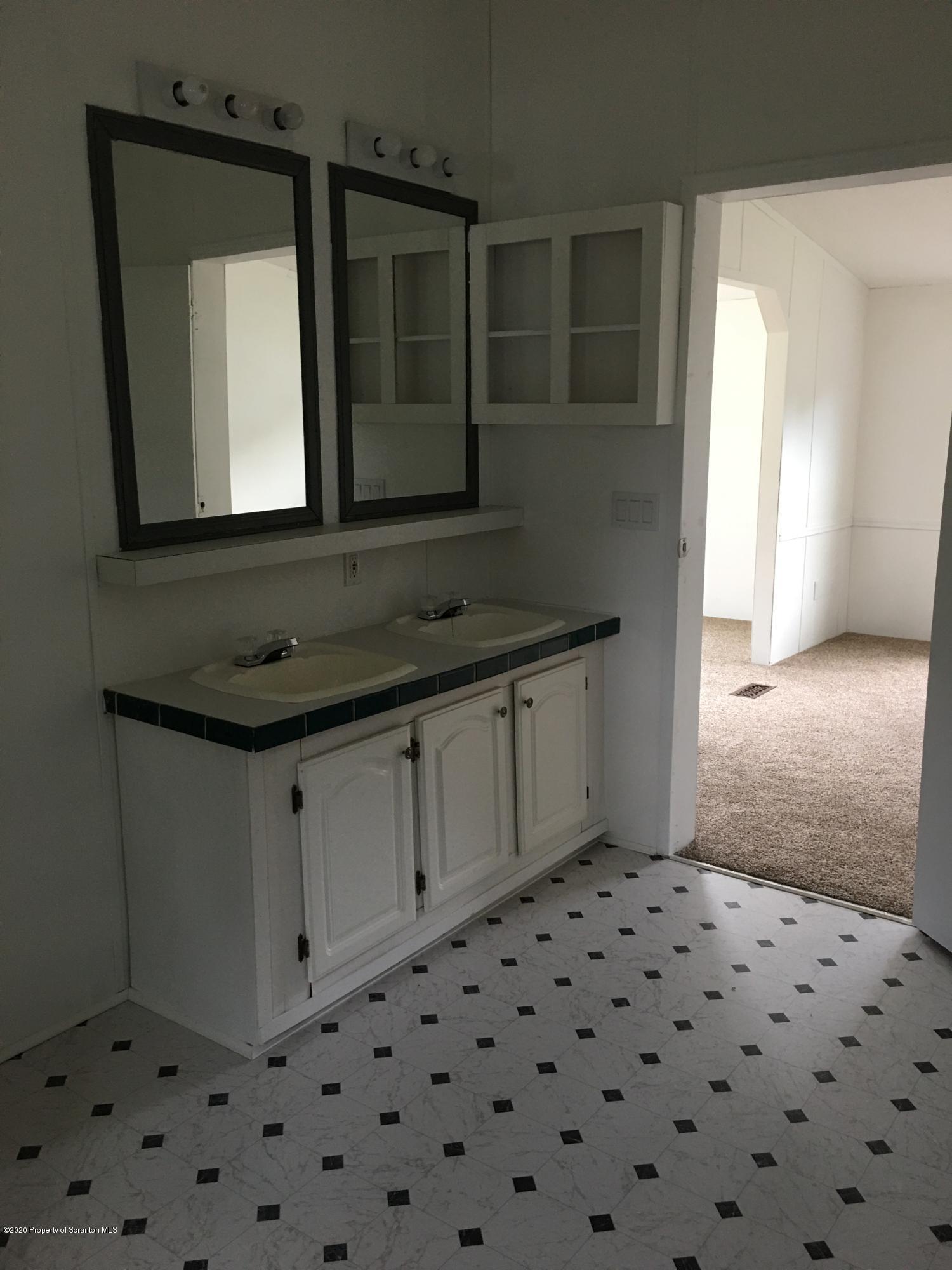 140 Buckingham Heights Moscow, PA 18444 - Photo 26 of 32 MASTER BATH
