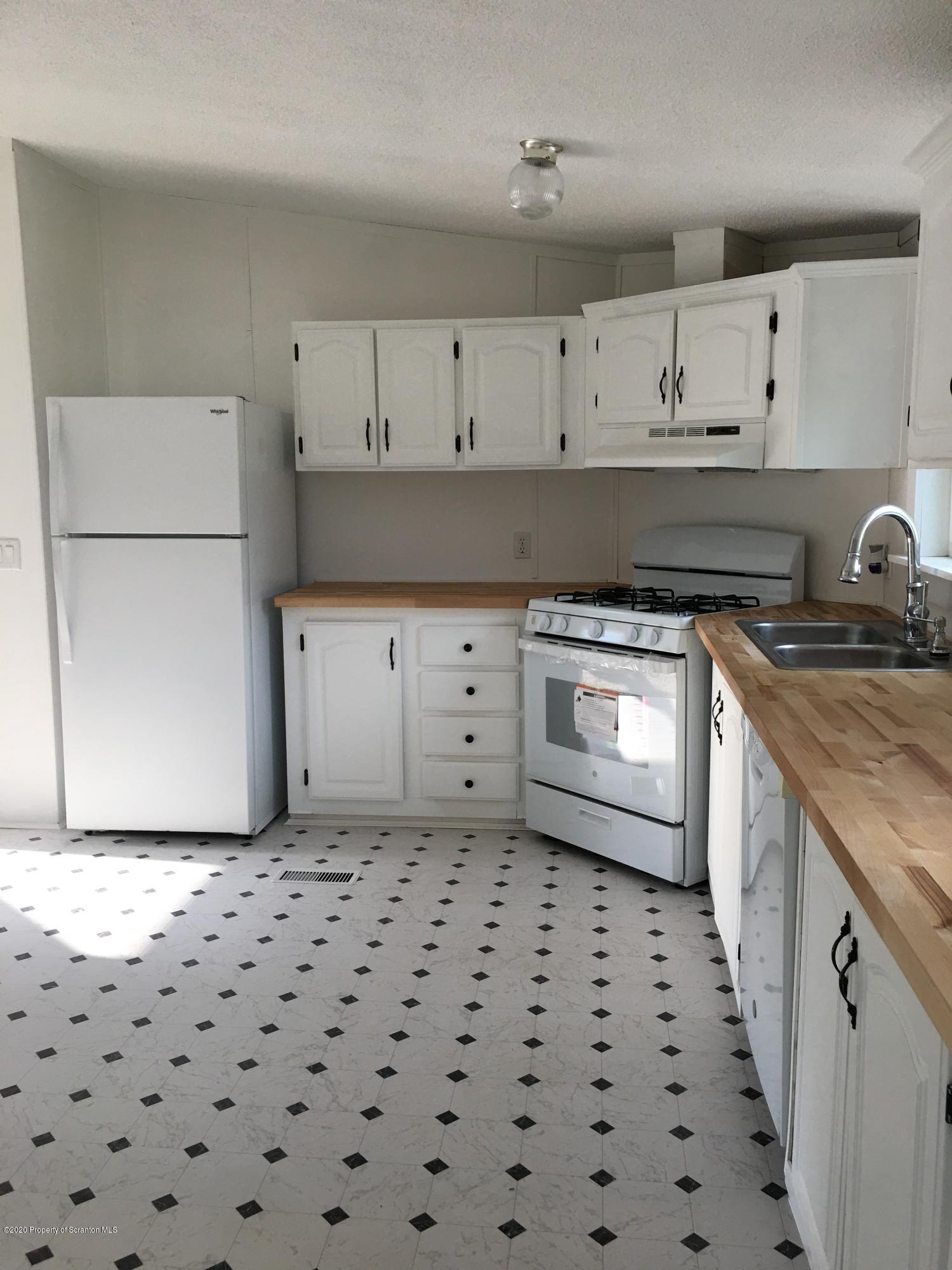 140 Buckingham Heights Moscow, PA 18444 - Photo 4 of 32 KITCHEN