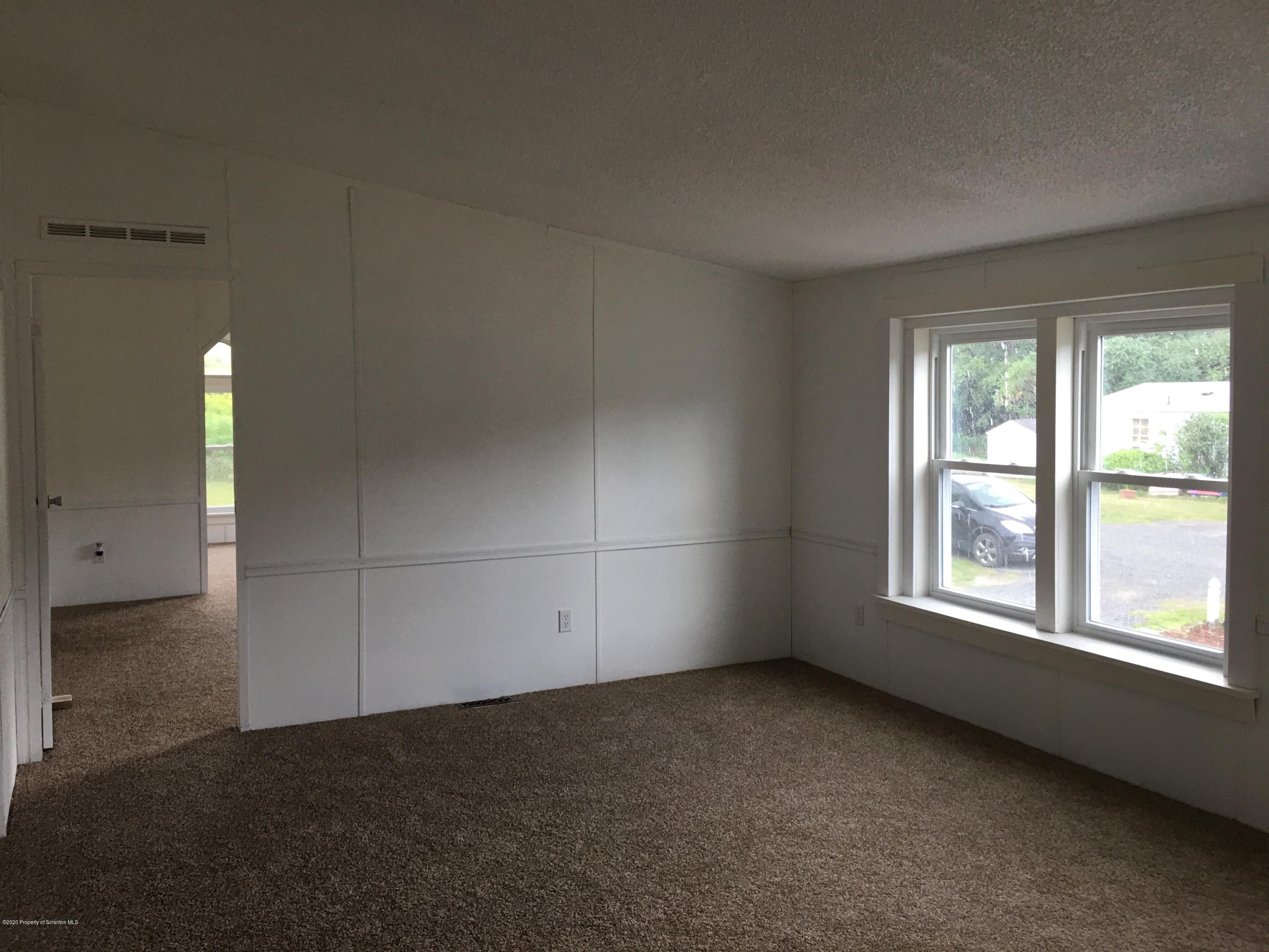 140 Buckingham Heights Moscow, PA 18444 - Photo 10 of 32 LVING ROOM